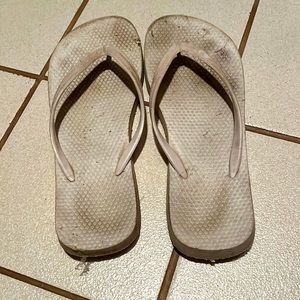 Well Worn white women’s flip flops